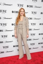 جيسيكا تشاستين، المرشحة لأفضل أداء بدور بطولة في مسرحية، لدى حضورها حفل جوائز توني لعام 2023 في نيويورك.(رويترز)