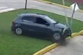 اختبار قيادة لسيدة ينتهي بـ سيارة مقلوبة 