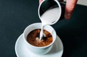 فوائد إضافة الحليب للقهوة.. تمنع التهاب خلايا المناعة