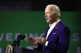 فيديو لسقوط شيء على كتف بايدن.. روايتان للأمر