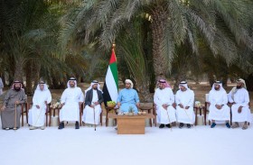 حمدان بن زايد يستقبل عددا من المواطنين في محضر كيه بمدينة ليوا 