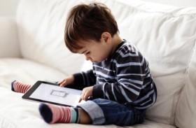 خطورة إعطاء الطفل الهاتف أو الجهاز اللوحي لتهدئته