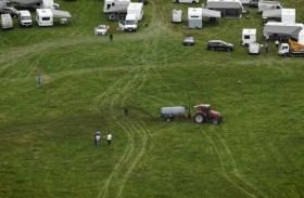 مزارع فرنسي يطرد متسللين بالسماد