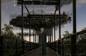 منار أبوظبي يحتفي بالفن والضوء في قلب الطبيعة