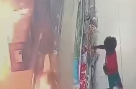 طفل يفتعل حريقاً ضخماً بمتجر 