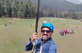 سائح يمر فوق هجوم كشمير دون علمه 