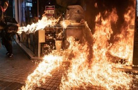 يضرم النار في نفسه للاحتجاج على فصله