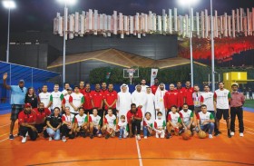 لاعبو منتخب السلة الإماراتي يشاركون زوار إكسبو 2020 دبي مهاراتهم