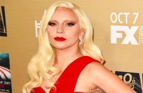 غاغا تنشر صورة مع حبيبها من الحجر الصحي