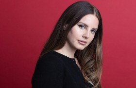 خطوبة لانا ديل راي على المغني ​كلايتون