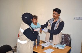 عيادة الإمارات المتنقلة تقدم خدماتها لمئات المواطنين في عدة مناطق نائية في حضرموت