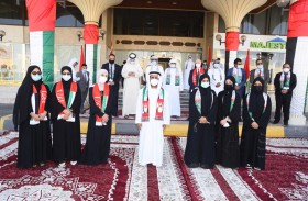 مسلم بن حم يرفع علم الدولة أمام المقر الرئيس لمجموعة بن حم