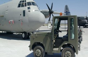 يتسلل إلى طائرة في قاعدة أميركية