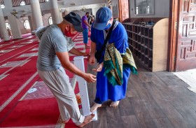 الجزائر تعيد فتح الشواطئ والمقاهي والمساجد 