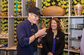 الممثل الأميركي برايان كرانستون يزور جناح المكسيك في إكسبو 2020 دبي