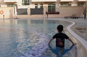 شرطة أبوظبي تحدد «12 طوق نجاة» لحماية الأطفال من الغرق في المسابح