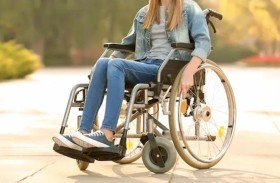يجبران ابنتهما على استخدام كرسي متحرك للحصول على إعانات