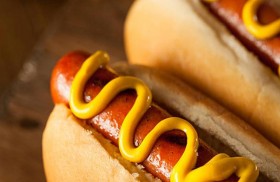 يلتهم 63 شطيرة هوت دوغ في 10 دقائق