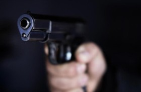 يطلق الرصاص على رأس زوجته