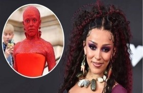 مغنية أمريكية تخفي ملامحها بـ30 ألف قطعة كريستال