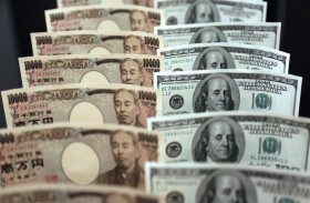 الدولار والين يرتفعان مع تنامي العزوف عن المخاطرة 