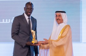 النجم العالمي مامادو ساكو يفوز بجائزة «البصمة الرياضية» ويعتز بقيم العطاء التي تجمعه مع دبي 