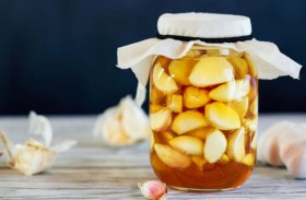 الثوم بالعسل.. أحدث علاج منزلي للإنفلونزا