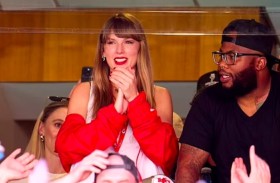 هل تراجعت تايلور سويفت عن تقليد مشاهدة ترافيس في الملعب؟