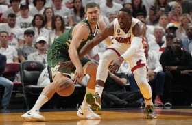 باتلر يحصّن تقدم ميامي وليكرز على أعتاب التأهل 