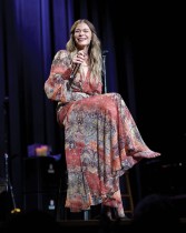 لينا ريميس تتحدث في قاعة ريمان اوديتوريوم في ناشفيل ، تينيسي بالولايات المتحدة الامريكية. (ا ف ب)