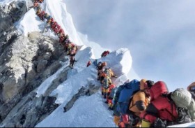 موسم تسلّق إيفرست أقفل على 8 قتلى 
