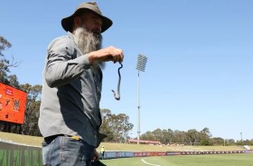 ثعبان سام يقتحم مباراة نسائية