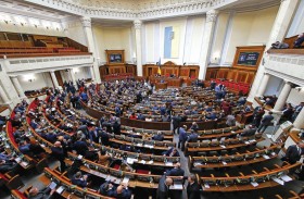 كييف تستدعي الاحتياط وتعلن الطوارئ.. والبرلمان يجيز السلاح