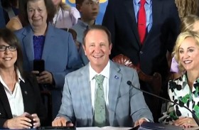 طفلة تفقد الوعي وحاكم لويزيانا يواصل خطابه عن الإنسانية!