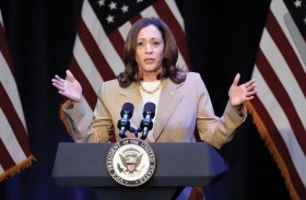 هاريس : ترامب عجوز يريد إعادتنا إلى الماضي المظلم