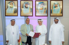 زكي نسيبة يُكرّم الدكتور أبو الوفا الحاصل على المركز الأول