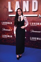 الممثلة الأمريكية ديمي مور لدى وصولها لحضور العرض الأول الأوروبي للموسم الثاني من المسلسل التلفزيوني الدرامي الأمريكي  Landman  في برلين. ا ف ب