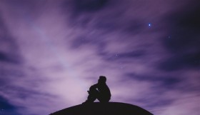 دراسة تفسر سبب ارتباط الكآبة بالليل