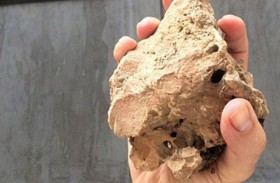 يقتل زوجته رجما بالحجارة