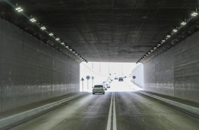 بلدية مدينة أبوظبي تستبدل الإنارة التقليدية بإنارة حديثة نظام LED في نفق السيارات بالشهامة