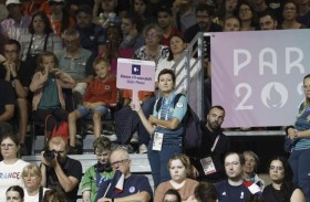 الجماهير ترفع شعار (السكوت يجلب الذهب) في مدرجات بارالمبية باريس 2024