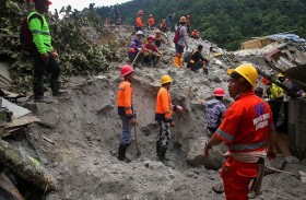 قتلى بانهيار أرضي «دفن» قرية لتعدين الذهب 