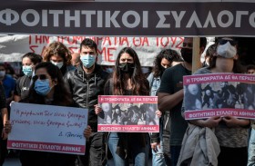 جرح 3 شرطيين في صدامات مع متظاهرين بأثينا