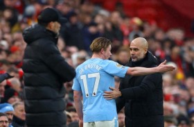 غوارديولا يُظهر وجهه القاسي مع دي بروين