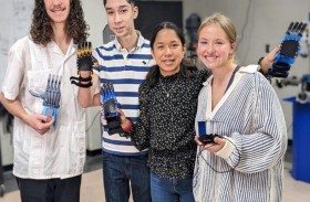 ولد دون يد يمنى.. ففاجأه أصدقاؤه بـ أغلى هدية