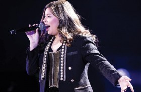 المغنية الفلبينية إلها تسحر جمهورها في مسرح دبي ميلينيوم