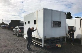 يحوّل عربة سجن إلى منزل مدهش