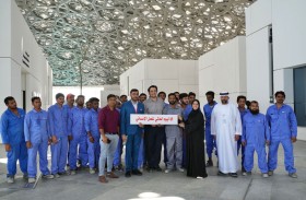 بلدية مدينة أبوظبي تنظم رحلة ترفيهية إلى متحف اللوفر   ومبادرات إنسانية لتخفيف عناء حر الصيف عن العمال