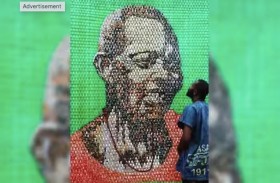 فنان نيجيري يصنع لوحات مدهشة من النفايات