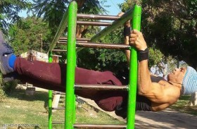 ستيني يهزم السن.. ويمارس الرياضات الشاقة